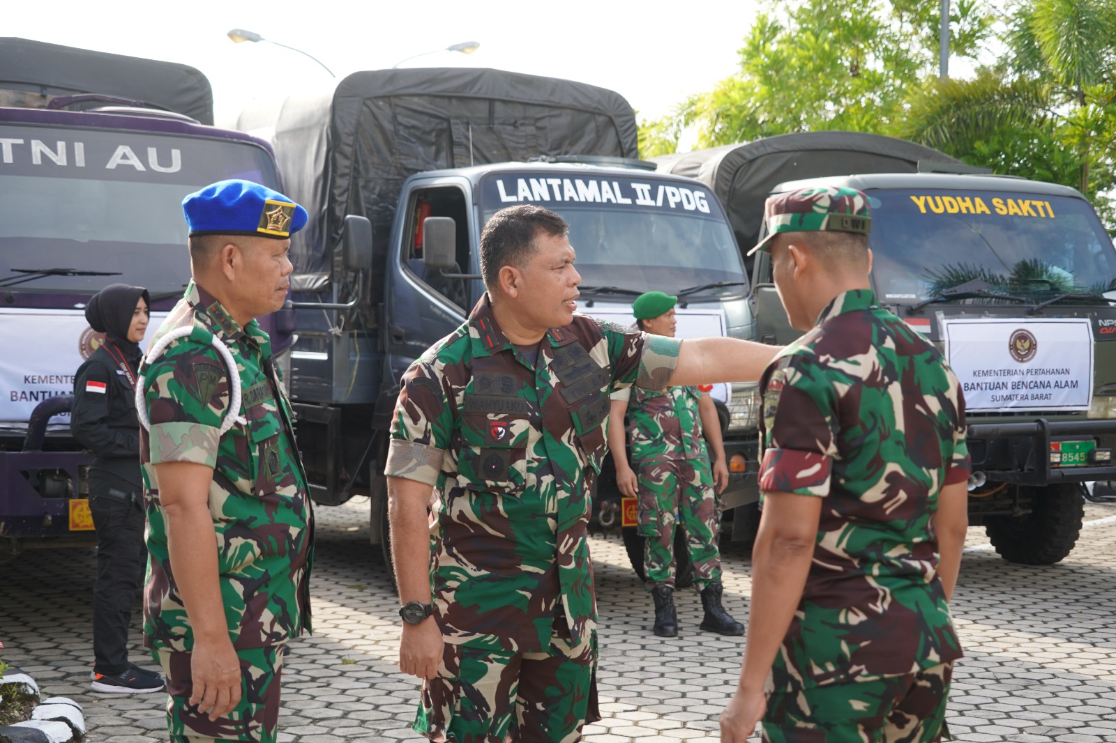 Danrem 032/Wirabraja Bantu Proses Penerimaan Bantuan Bencana dari Menhan Prabowo Subianto