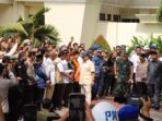 Disambut Pj Wako Sonny Budaya Putra, Menhan Prabowo Serahkan Bantuan Korban Banjir Bandang di Padang Panjang Disambut Pj Wako Sonny Budaya Putra, Menhan Prabowo Serahkan Bantuan Korban Banjir Bandang di Padang Panjang