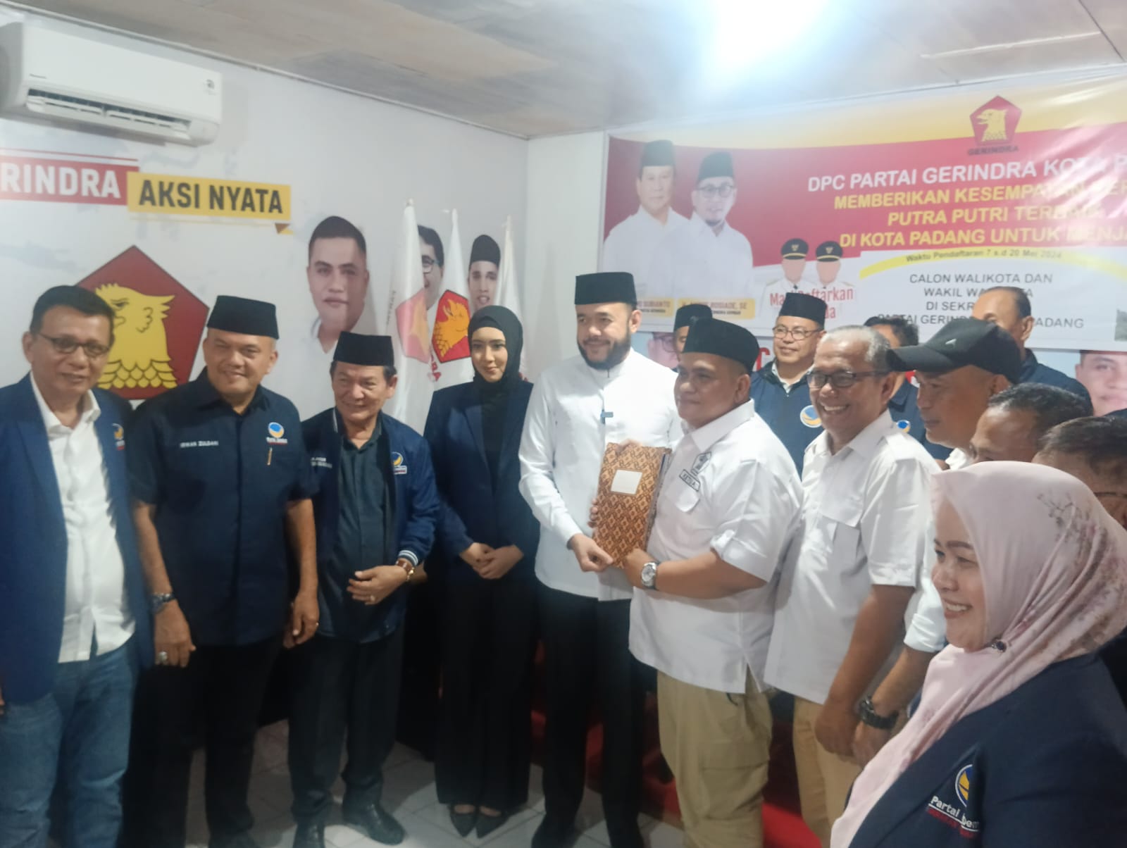 Fadly Amran Serahkan Formulir Calon Wali Kota Padang ke DPC Gerindra.