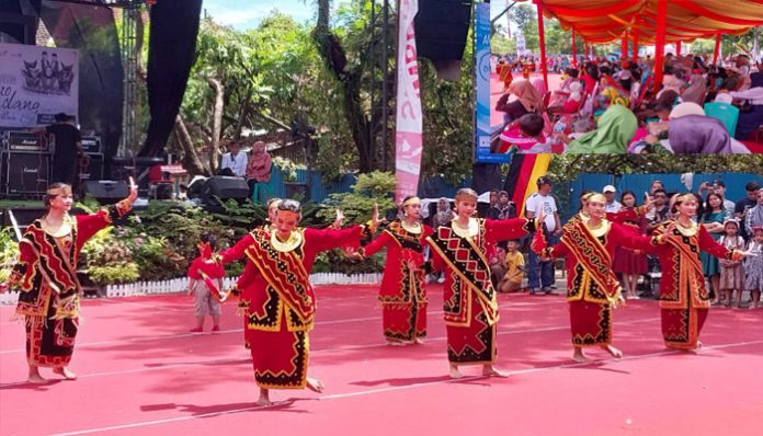 Festival Muaro Padang Tampilkan Tarian Nias