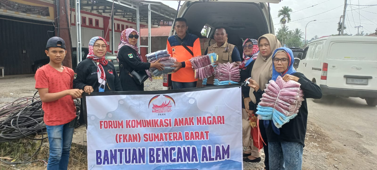 Forum Komunikasi Anak Nagari Sumatera Barat Salurkan Bantuan Bagi Korban Banjir Bandang