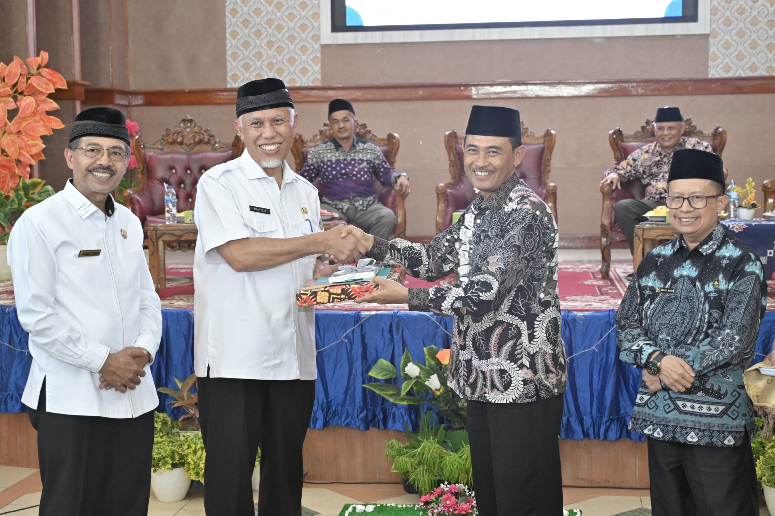 Gubernur Mahyeldi Ansharullah Apresiasi Buku 'Dari Surau untuk Indonesia' sebagai Penegas Identitas Warga Minangkabau