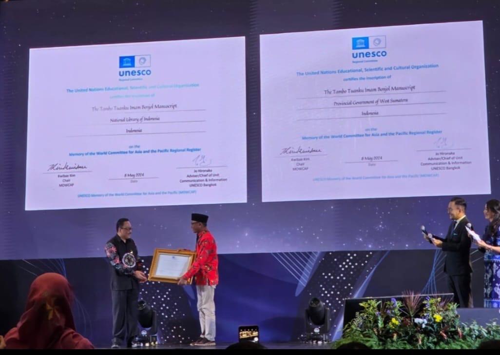 Gubernur Sumbar Mahyeldi Ansharullah Terima Sertifikat MoW dari UNESCO
