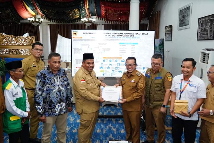 Peduli Tanah Datar, Bupati Suhatri Bur dan Rombongan Berikan Bantuan Korban Banjir