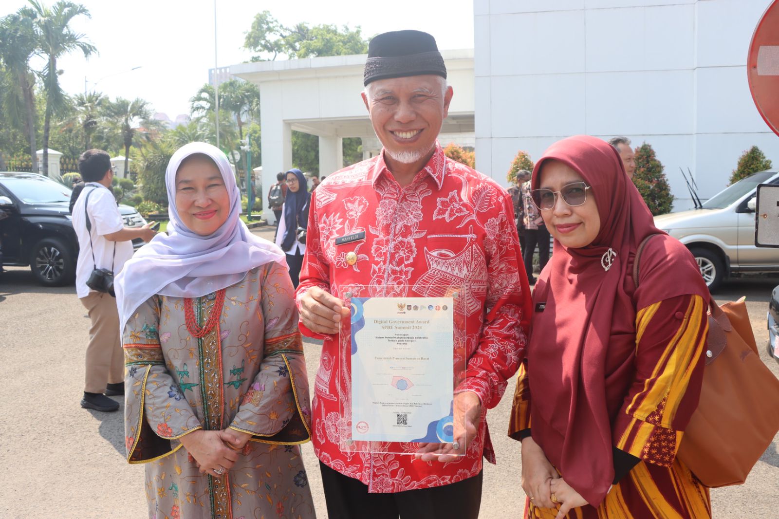 Pemprov Sumbar Terima Digital Government Award SPBE Summit 2024