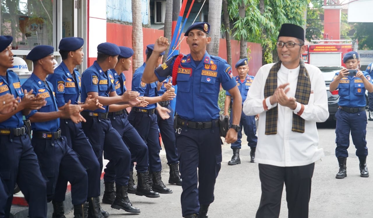 Wali Kota Hendri Septa Beri Acungan Jempol Petugas Damkar Kota Padang