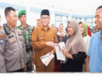 Wali Kota Padang Hendri Septa Menyerahkan Bantuan Sosial Sembako Tunai Triwulan II Wali Kota Padang Hendri Septa Menyerahkan Bantuan Sosial Sembako Tunai Triwulan II