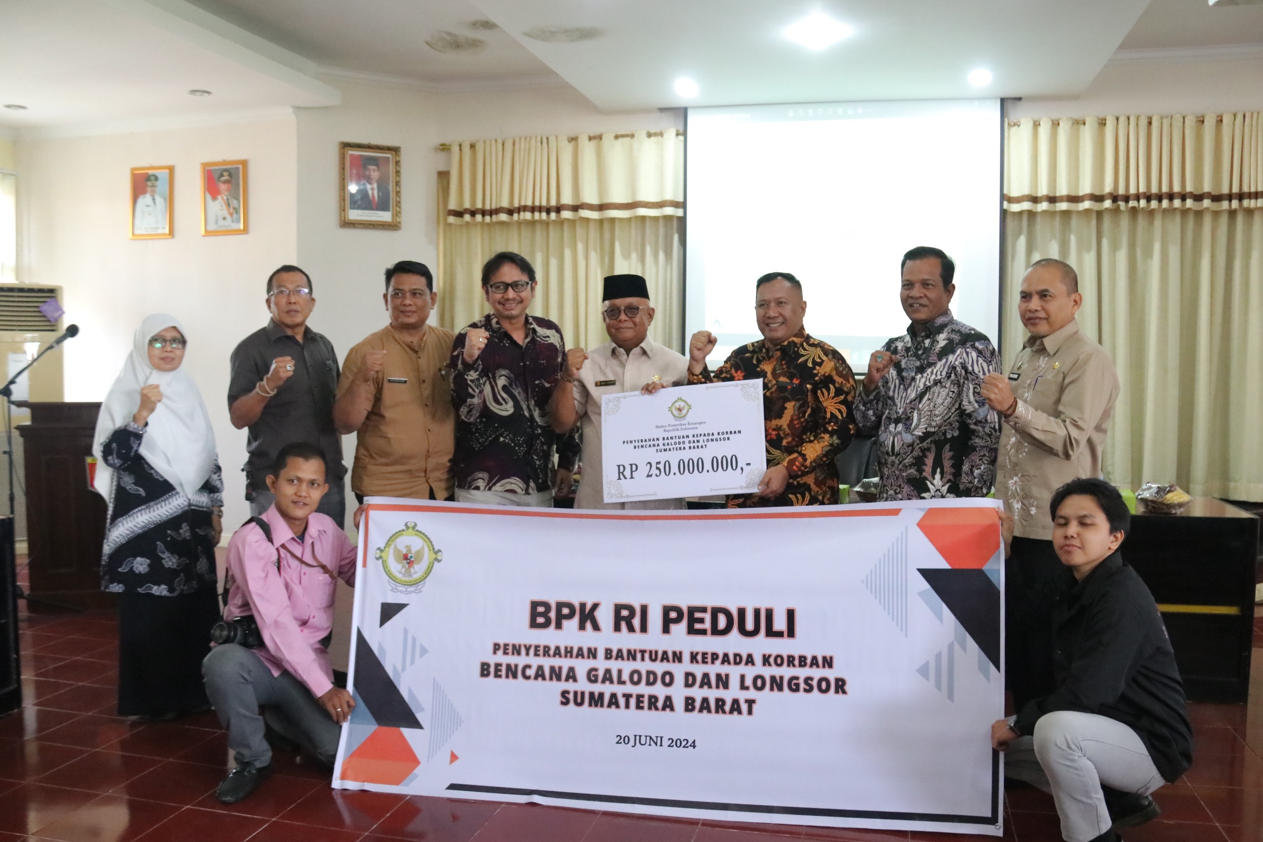 BPK RI Serahkan Bantuan Rp. 250 Juta untuk Pemulihan Korban Banjir di Kabupaten Agam