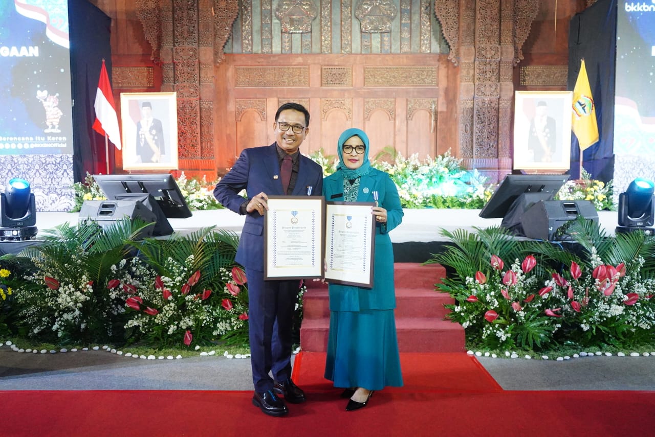 Bupati Solok Selatan Khairunas Terima Penghargaan Manggala Karya Kencana dari BKKBN