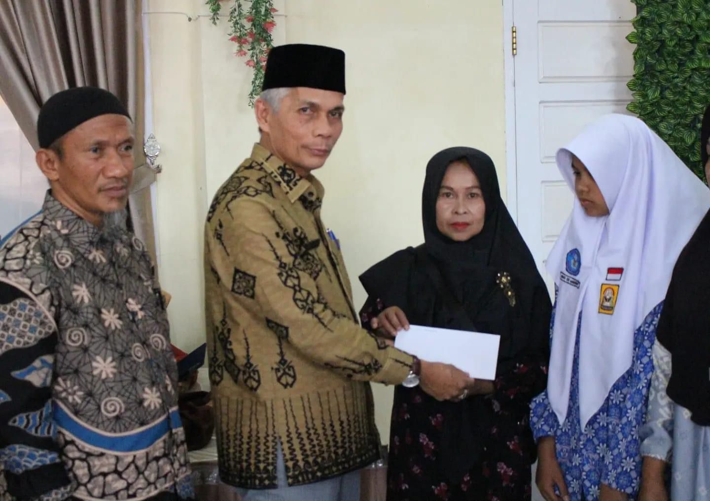 Disdikbud Padang Panjang Salurkan Bantuan Peduli Bencana Bagi Siswa Terdampak Banjir Bandang