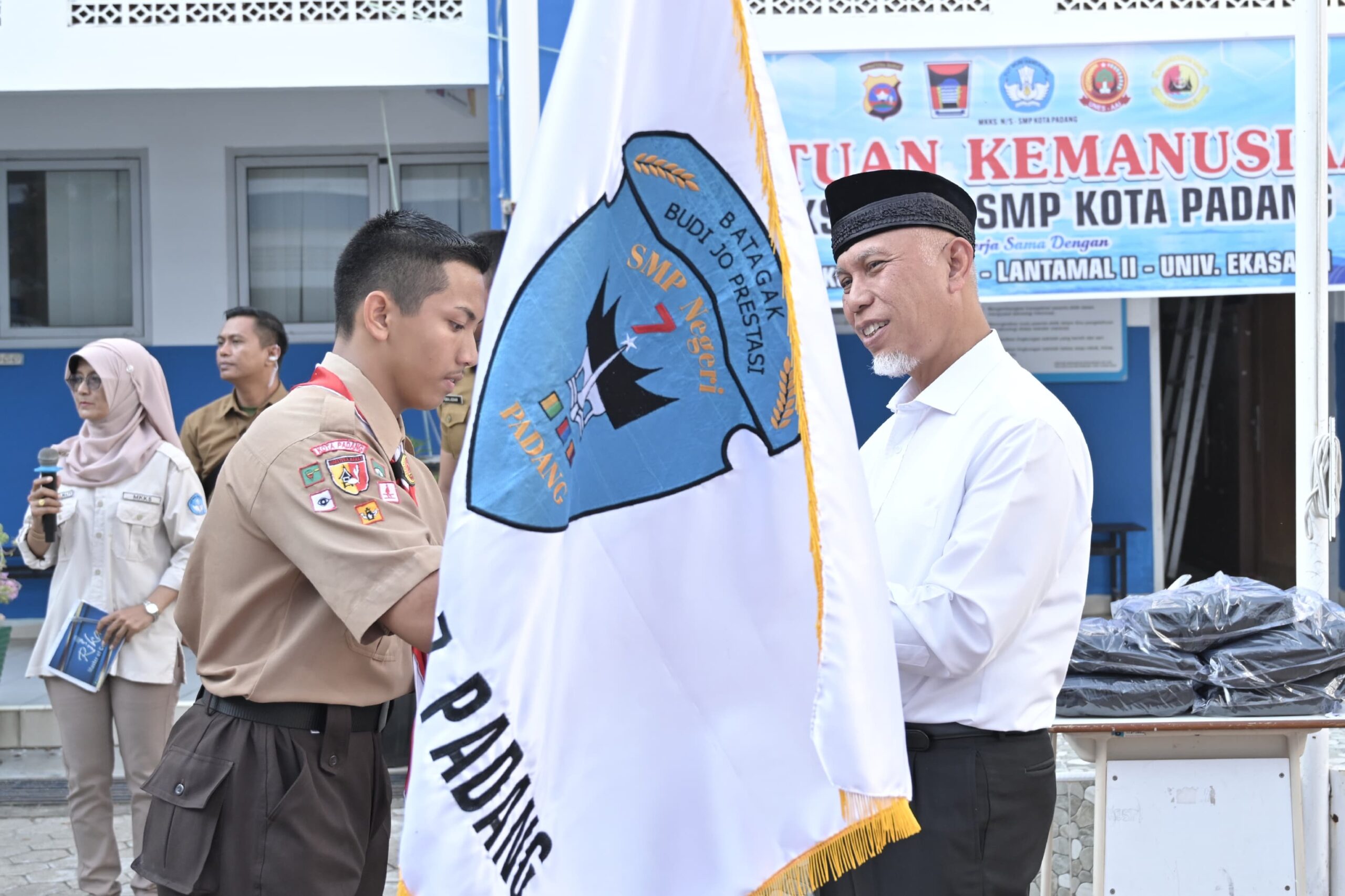 Gubernur Sumbar Mahyeldi Ansharullah Lepas Bantuan Sekolah dari MKKS N/S Kota Padang Pelajar SMP Terdampak Bencana Lahar Dingin