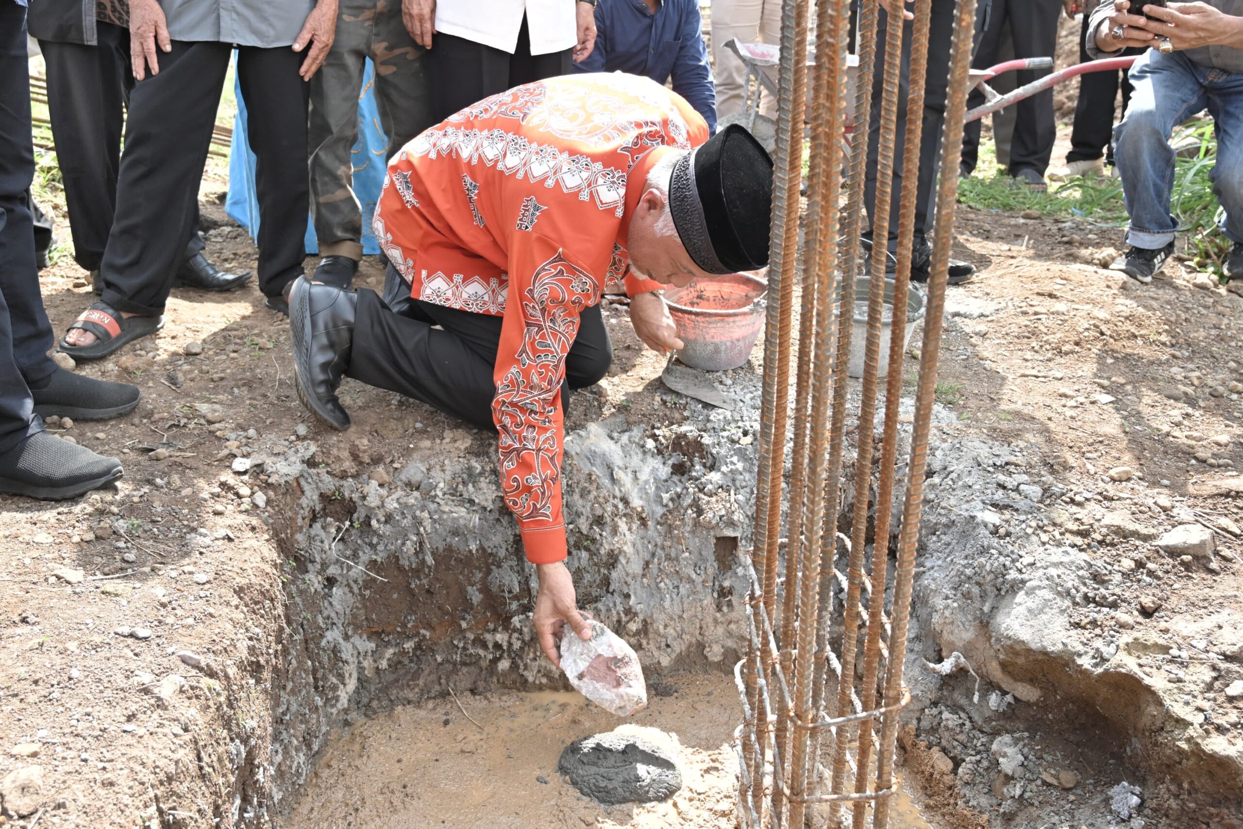 Gubernur Sumbar Mahyeldi Ansharullah Meletakkan Batu Pertama Pembangunan Masjid Raya Jihad Koto Hilalang