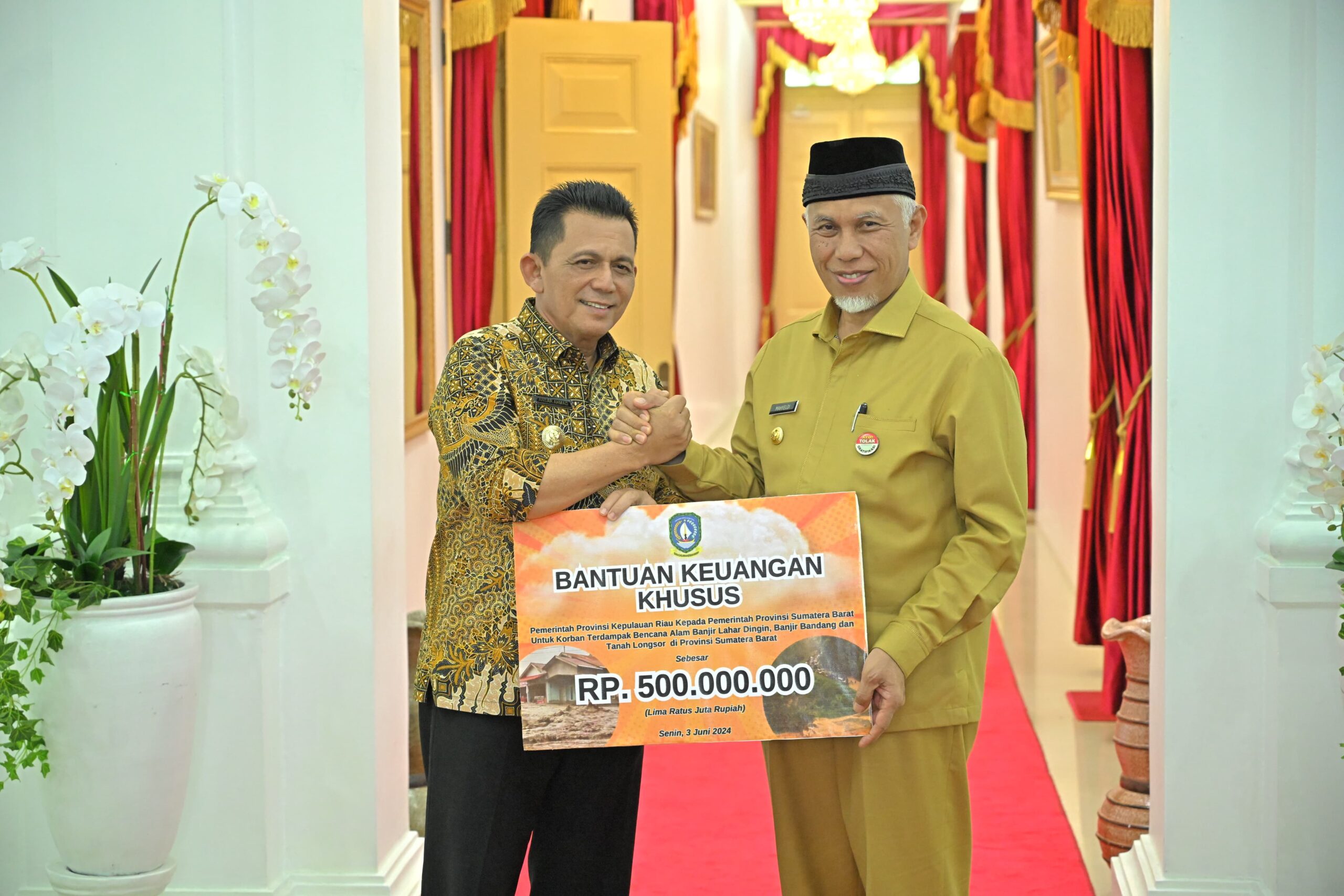 Gubernur Sumbar Mahyeldi Ansharullah Terima Bantuan Penanganan Bencana Rp900 Juta dari Gubernur Kepri