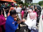 Ketum Bhayangkari Berikan Bantuan Korban Banjir Bandang Tanah Datar Ketum Bhayangkari Juliati Sigit Berikan Bantuan Korban Banjir Bandang Tanah Datar