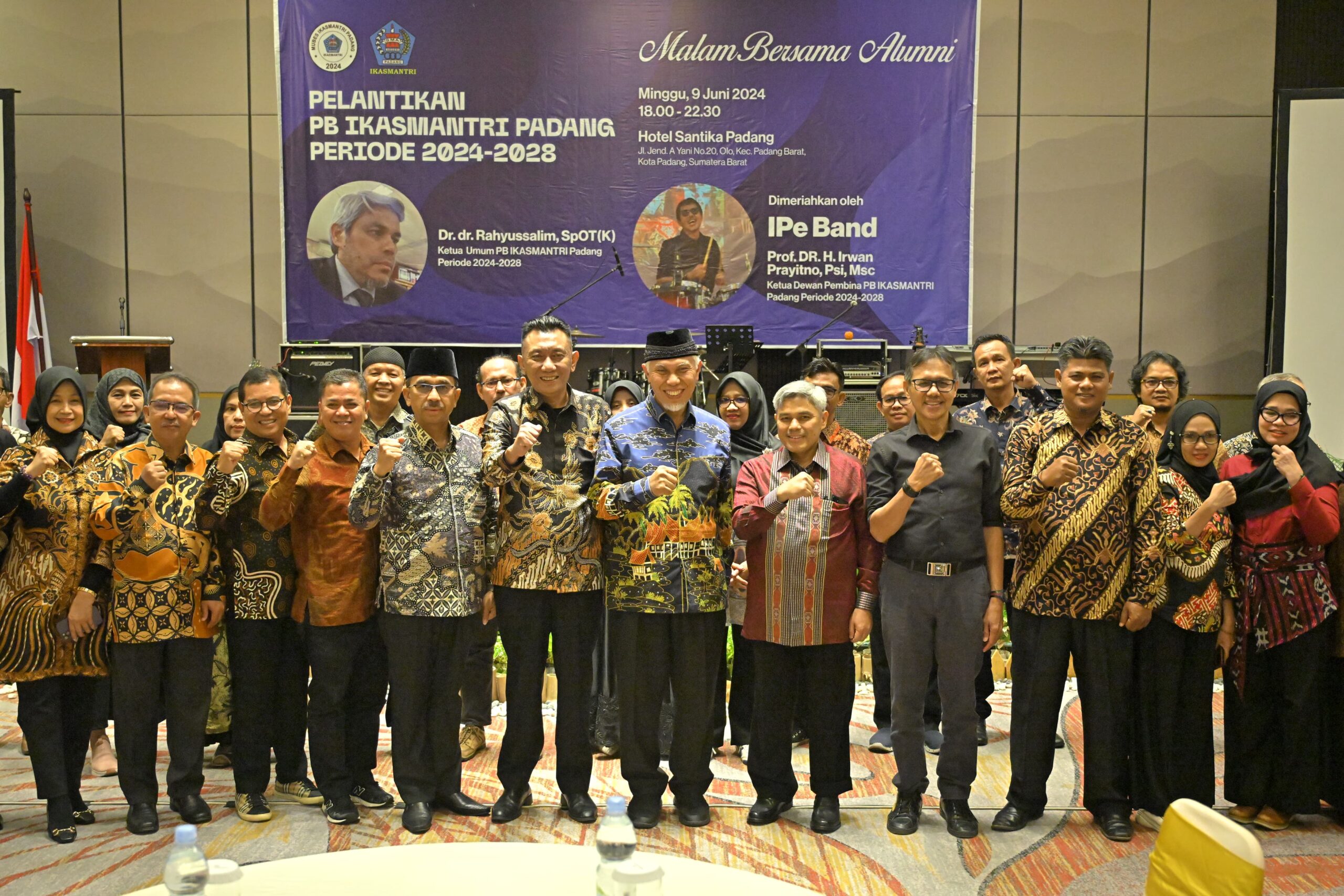 Pelantikkan Pengurus Ikasmantri Periode 2024-2028, Gubernur Mahyeldi Ansharullah Apresiasi Peran Alumni SMA 3 Padang bagi Kemajuan Sumbar