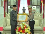 Sistem One Way Hari Raya Idul Fitri 1445 H Sukses, Gubernur Mahyeldi Ansharullah Serahkan Penghargaan Ditlantas Polda dan BPJN Sumbar