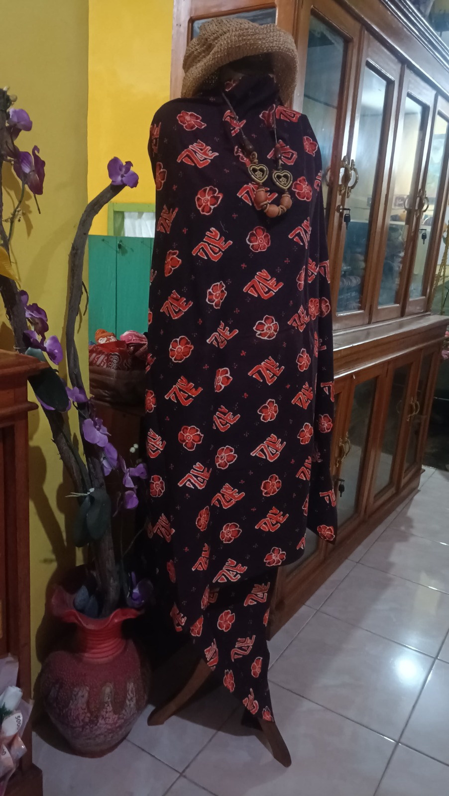 Batik Besurek Bengkulu karya Yunizah tetap menempatkan bunga raflesia sebagai icon karyanya