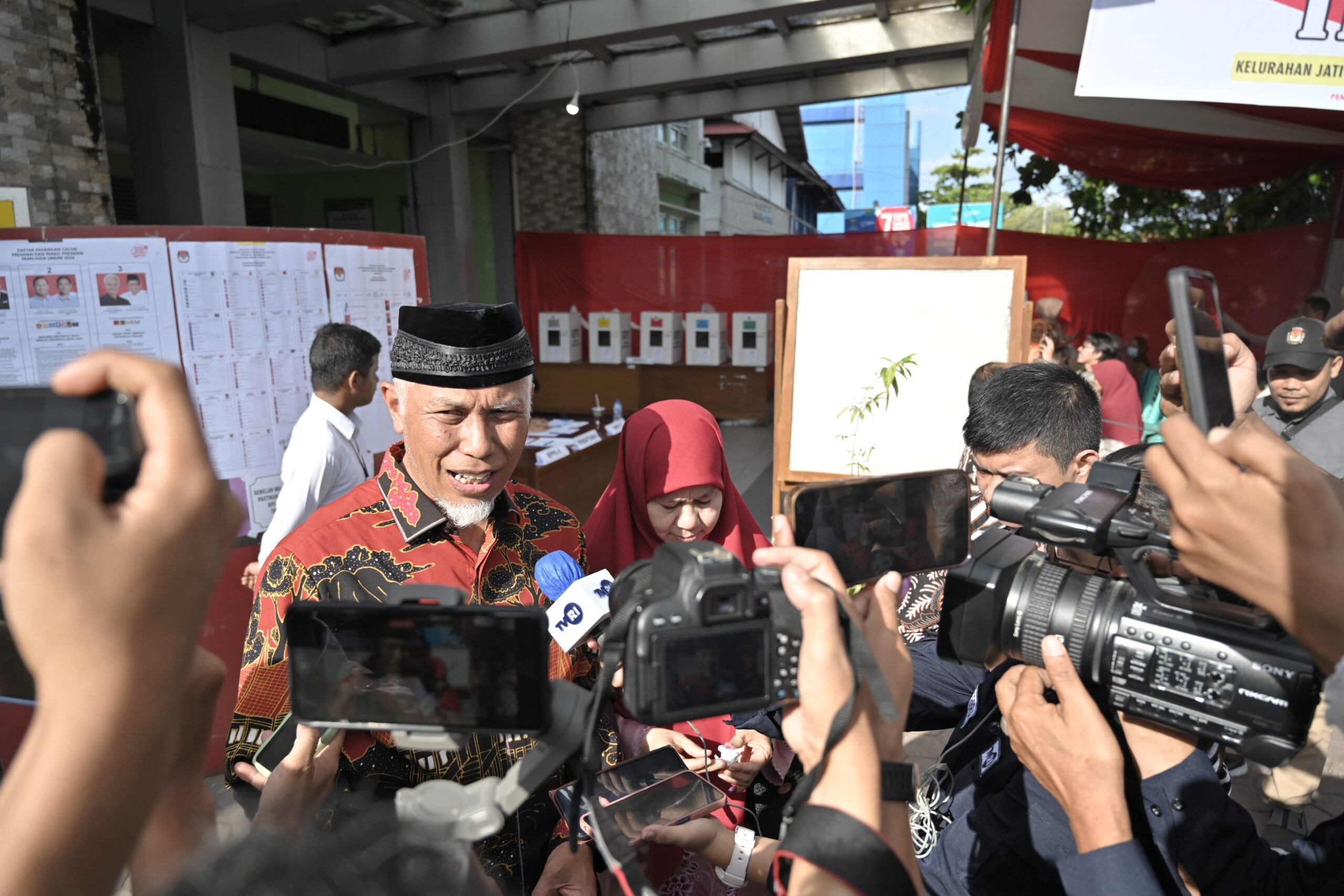 Gubernur Mahyeldi Ansharullah Salurkan Hak Pilihnya dalam PSU DPD RI Dapil Sumbar di TPS 12, Kelurahan Jati Baru, Kota Padang