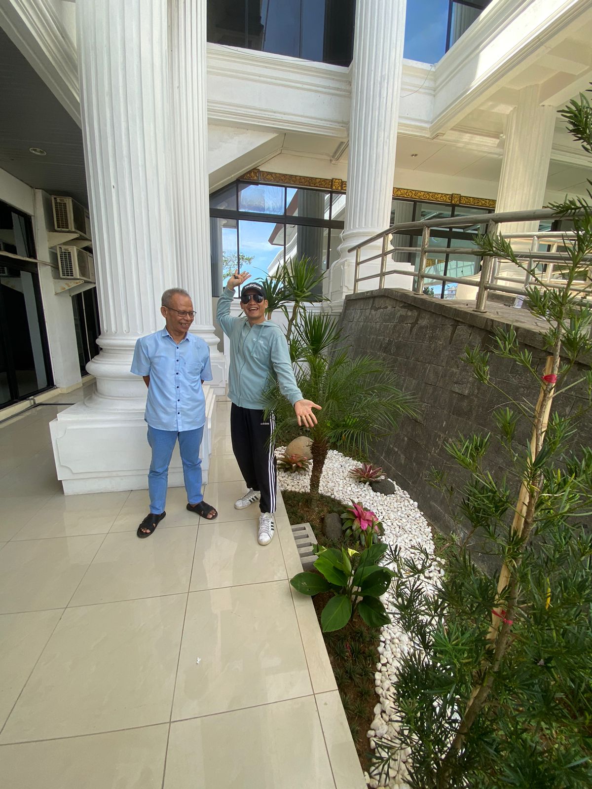 Jhon Edwar Rhoni Apresiasi Keindahan Taman Gedung DPRD Sumbar