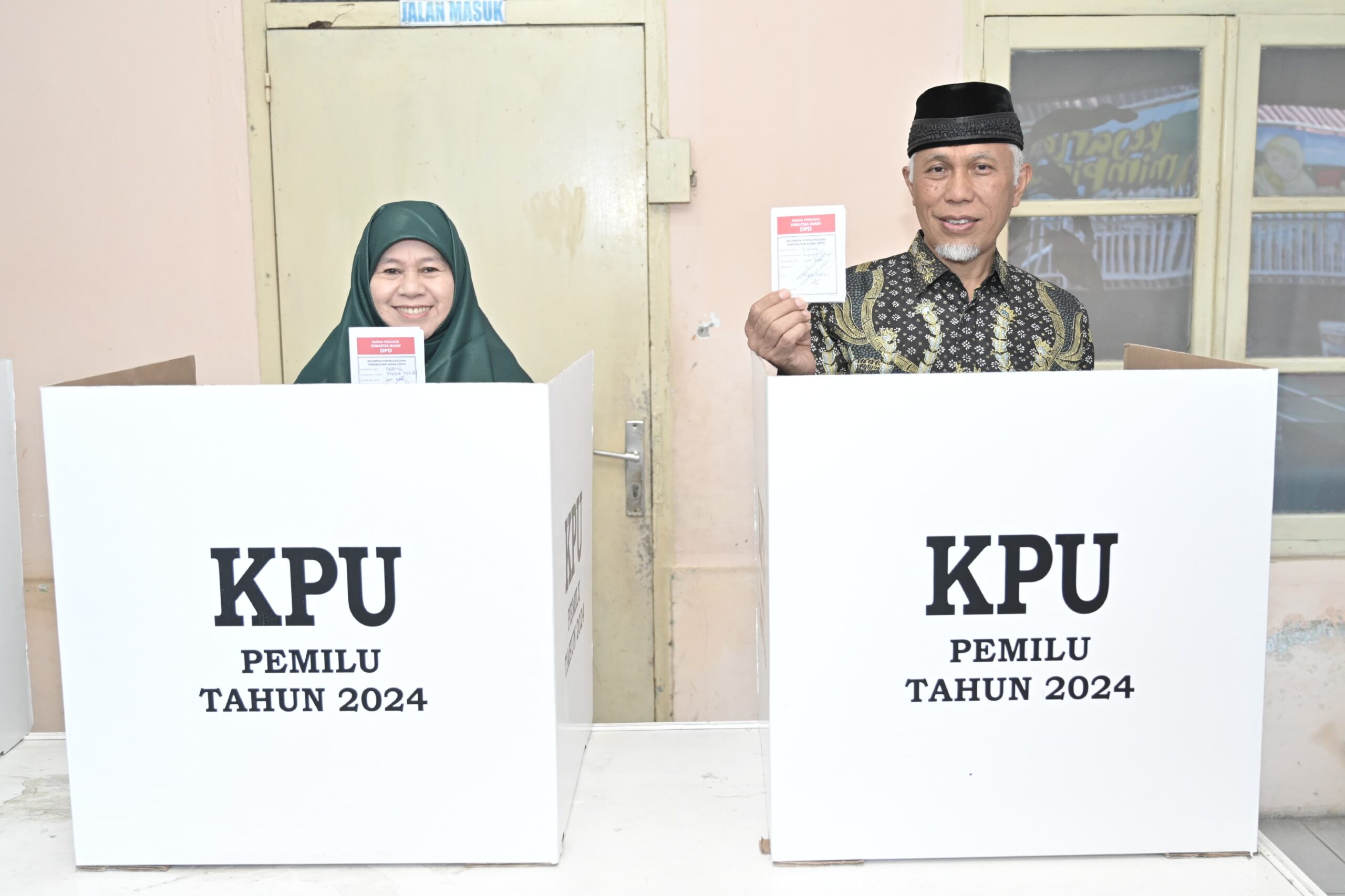 Mahyeldi Ansharullah Pemilih ke-10 dalam PSU DPD RI di TPS 12, Kelurahan Jati Baru, Kota Padang