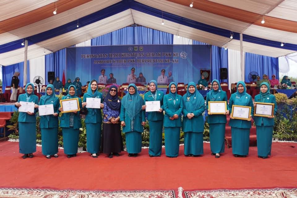 Pj. Ketua TP-PKK Kota Sri Hidayani Sonny Terima Penghargaan Pilot Project di Jambore Kader PKK Berprestasi