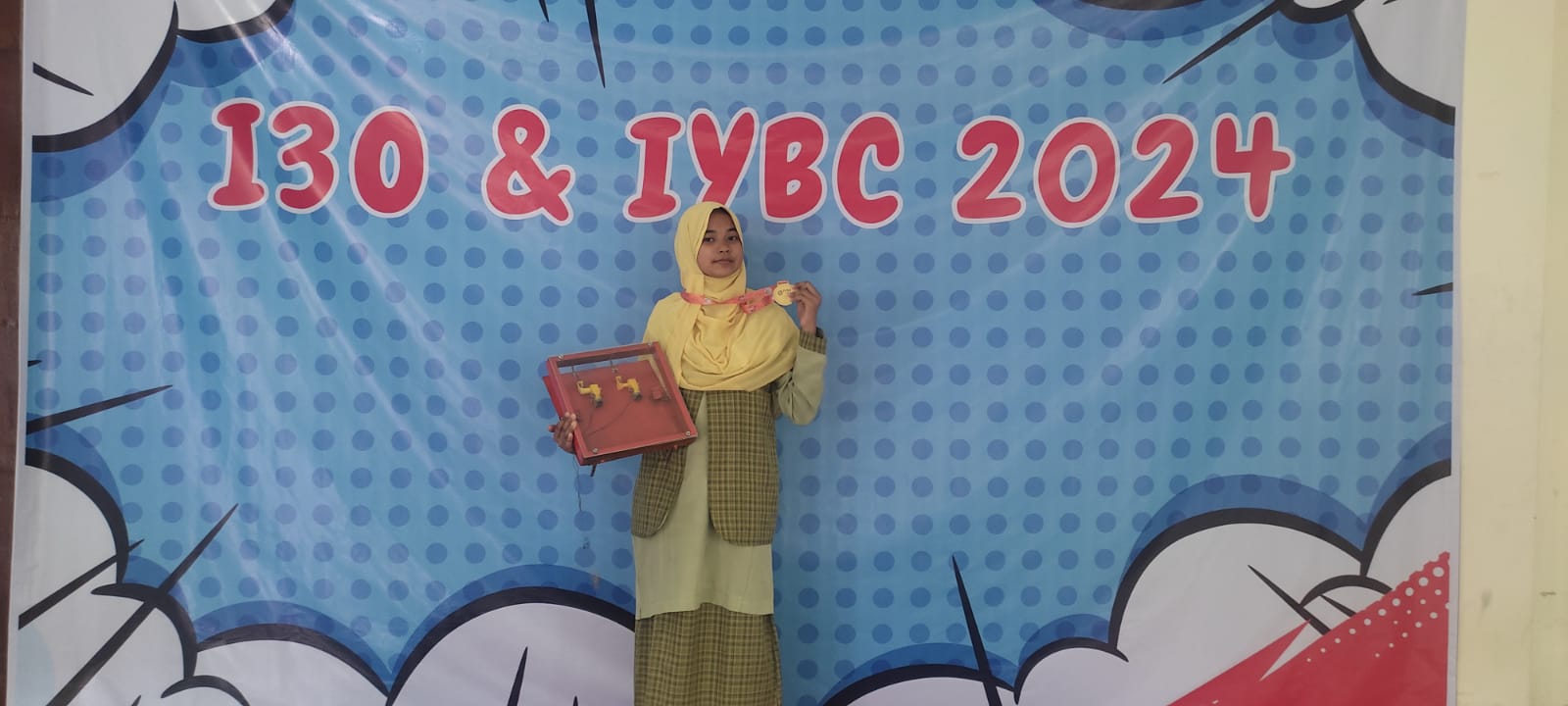Santri MTsS DMP Diniyyah Puteri Raih Medali Emas Indonesia International IoT Olympiad