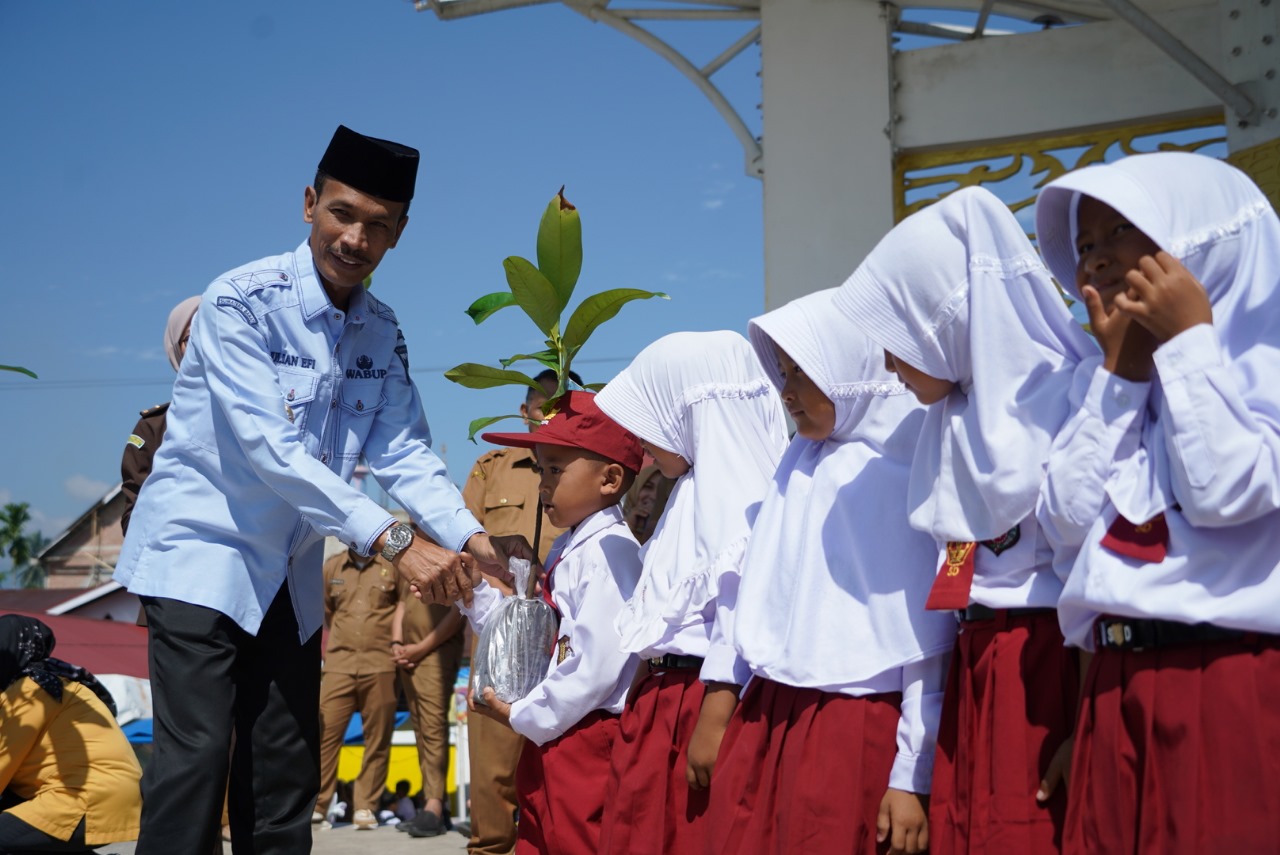 Tahun Ajaran Baru, Pemkab Solok Selatan Berikan Sepuluh Ribu Seragam Gratis Untuk Siswa