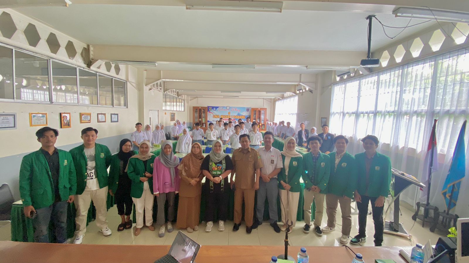 Universitas Andalas Departemen Ilmu Politik Sosialisasi Pentingnya Keterwakilan Perempuan dalam Politik di SMAN 1 Kota Padang