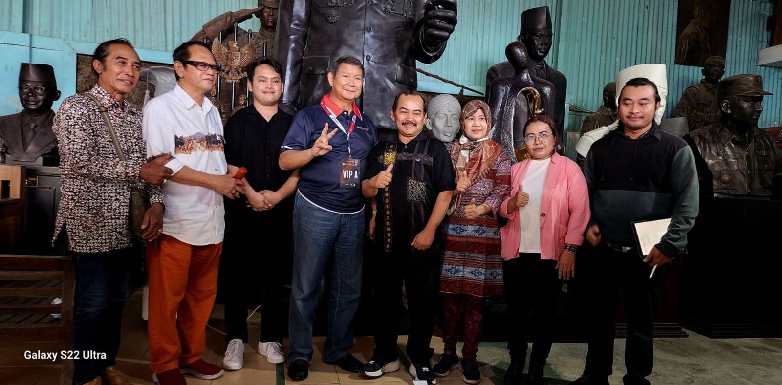 Hashim Sujono Djojohadikusumo didampingi pematung Yusman dan keluarga saat mengunjungi Studio Patung Yusman di Yogyakarta – Foto : Dok Muharyadi --