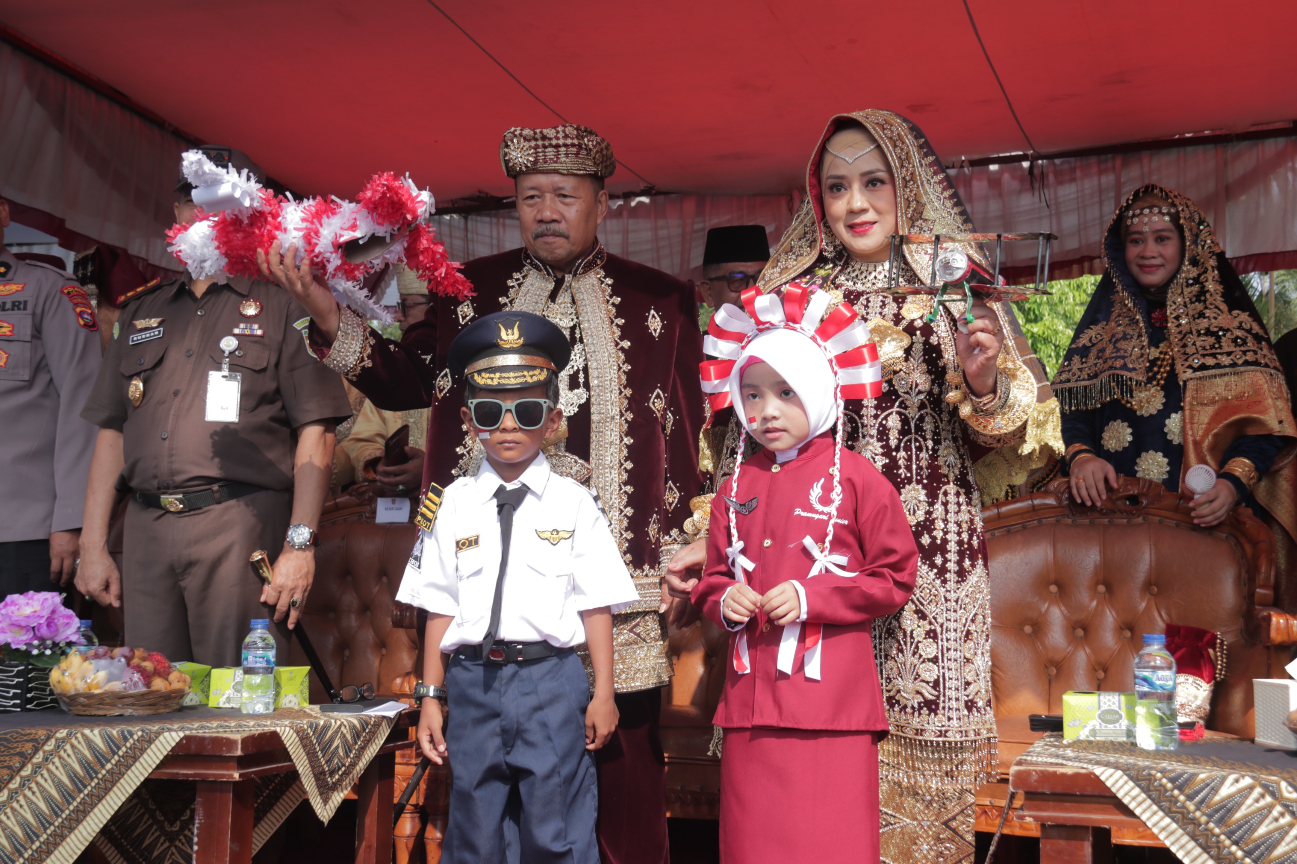 Bupati Agam Andri Warman dan Ketua TP PKK Pawai Alegoris dengan Busana Adat Koto Gadang
