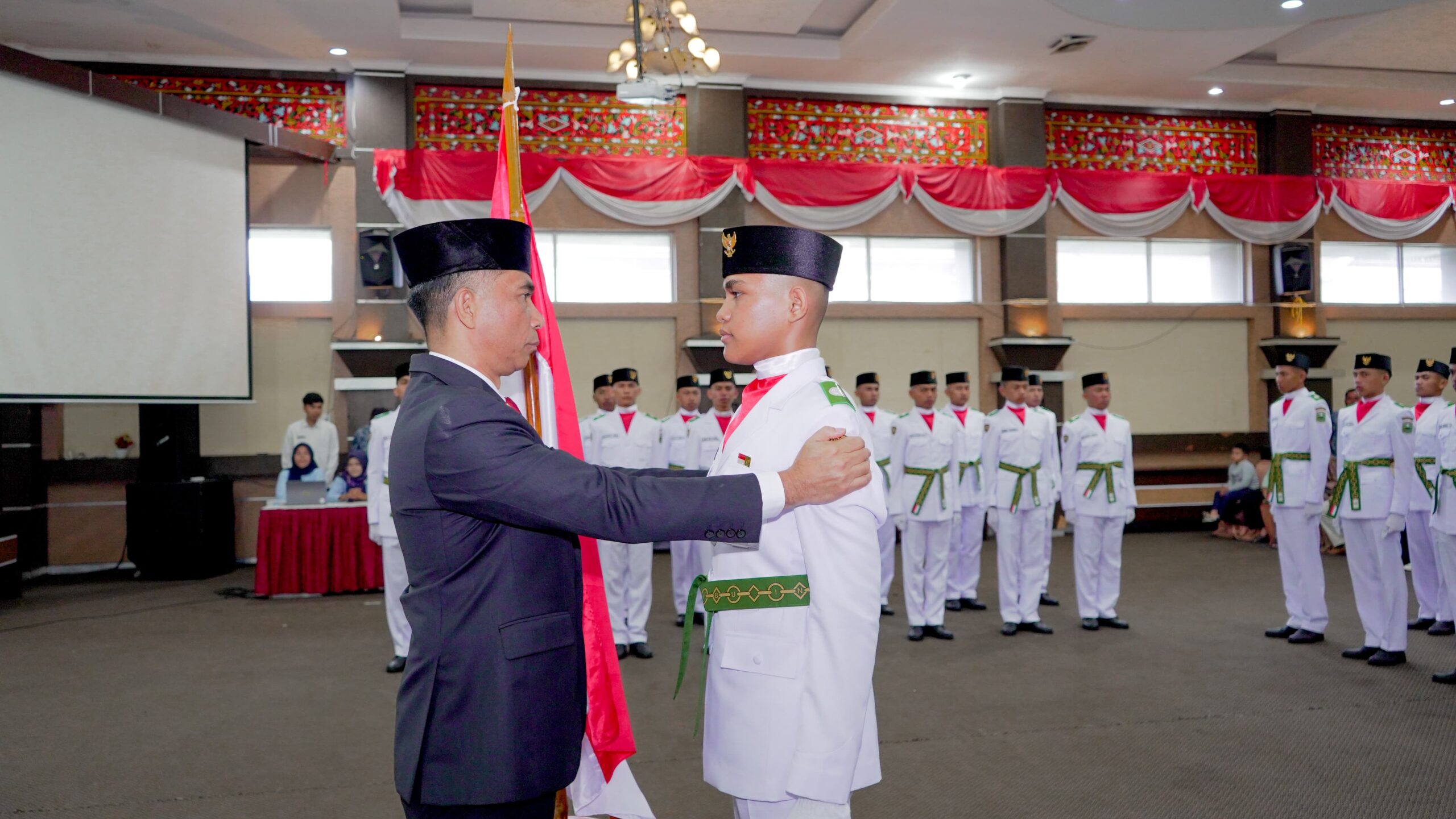 Bupati Kukuhkan 60 Anggota Pengibar Bendera Pusaka Kabupaten Solok Tahun 2024