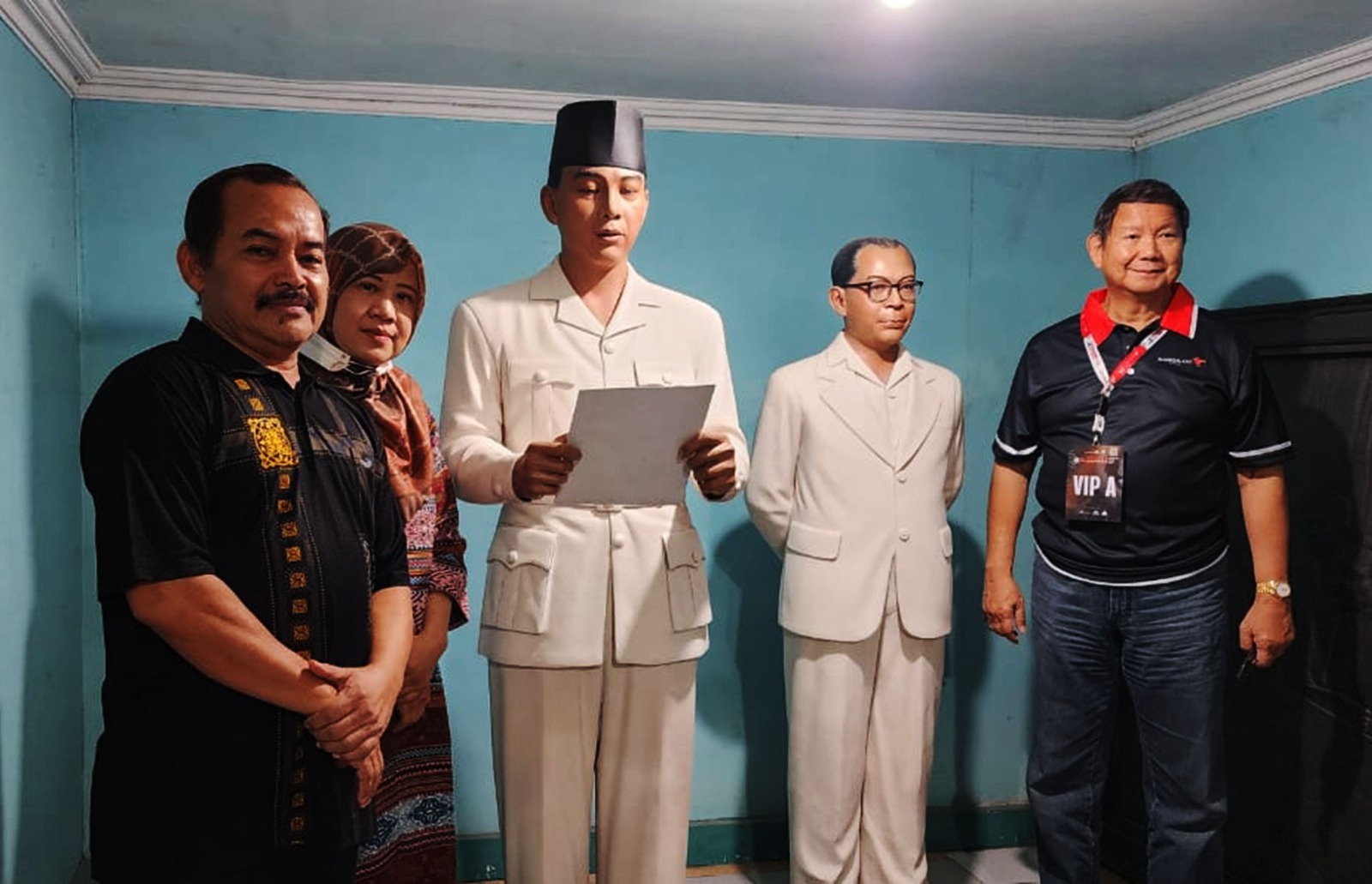 1. Hashim Sujono Djojohadikusumo didampingi pematung Yusman dan keluarga berfoto disamping patung Bung Karno dan Bung Hatta – Foto : Dok Muharyadi --