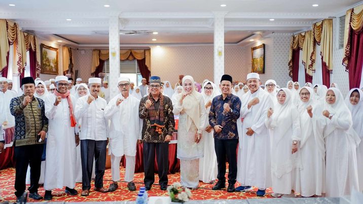 Jamaah Haji Kabupaten Solok Tahun 2024 Kloter 15 dan 17 Bersilaturrahmi dengan Epyardi Asda dan Emiko Epyardi Asda.