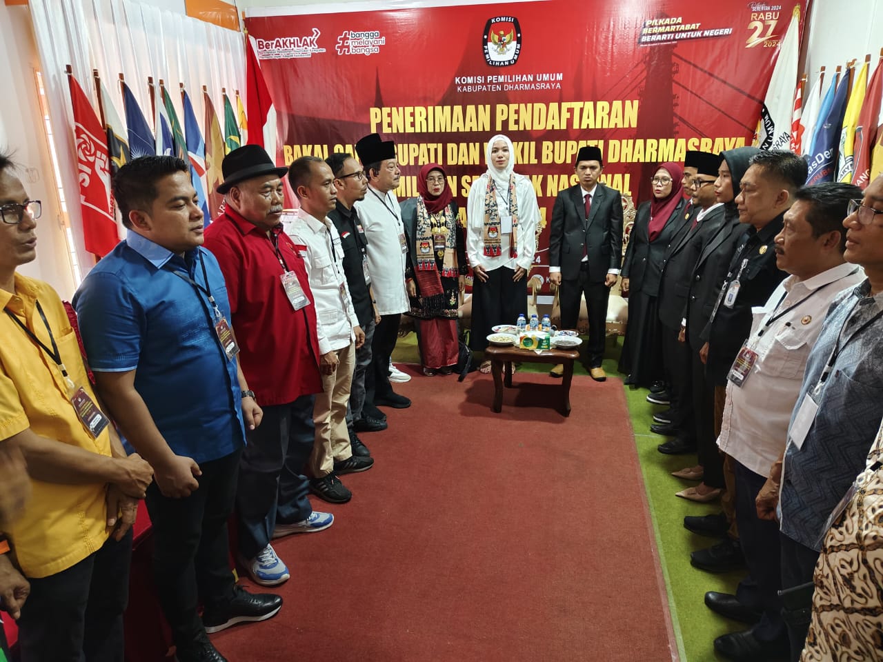 KPU Dharmasraya Terima Berkas Pencalonan Annisa Ramadhani-Leli Arni