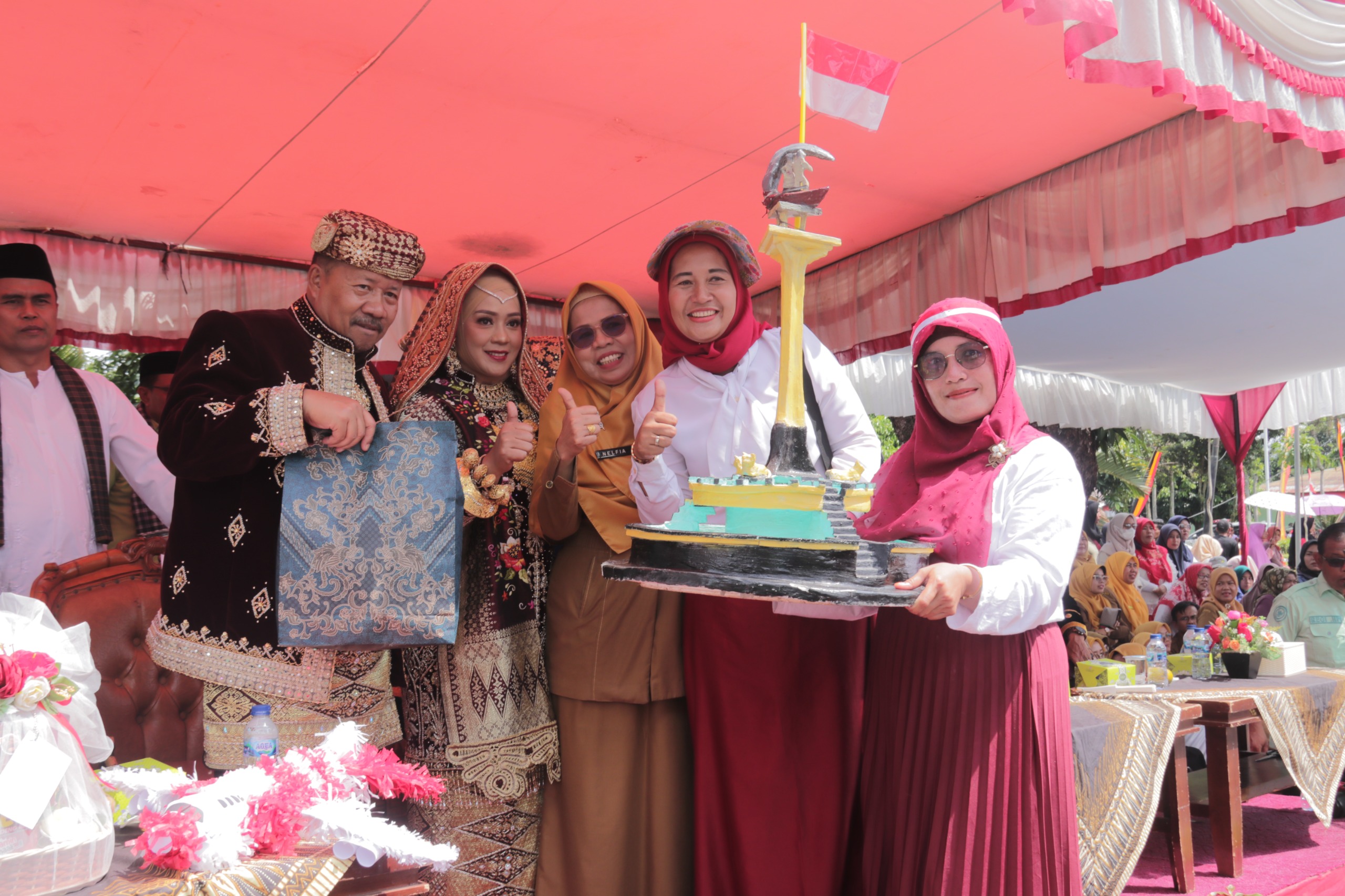 Miniatur Tugu Harimau, Karya Zuwirman, Dipamerkan dalam Pawai Alegoris dan Dipersembahkan untuk Bupati Agam