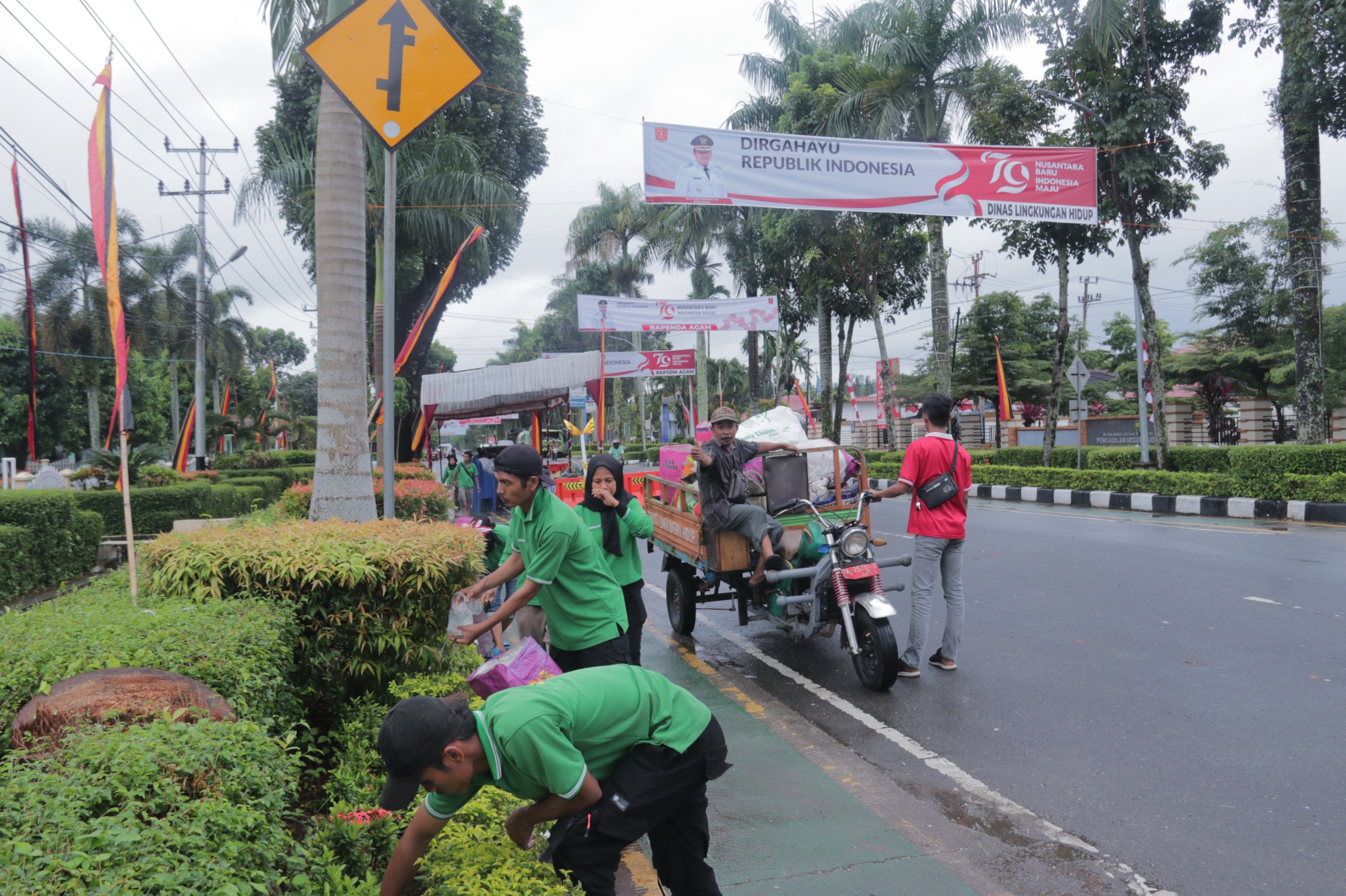 Pawai Alegoris HUT Ri ke -79, Pasukan K3 Dinas Lingkungan Hidup Kabupaten Agam Bersihkan Sampah Pusat Kota