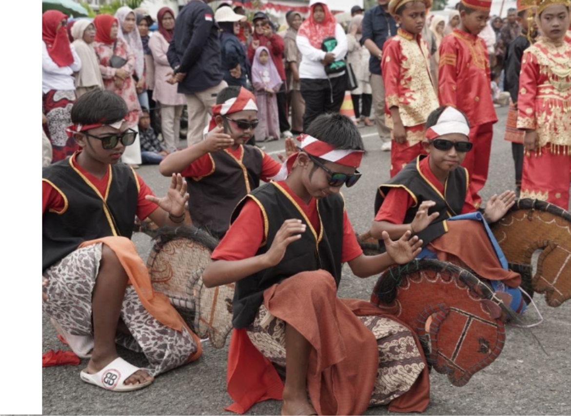 Pawai Alegoris HUT RI di Solok Selatan Bertabur Penampilan Unik dan Apik.