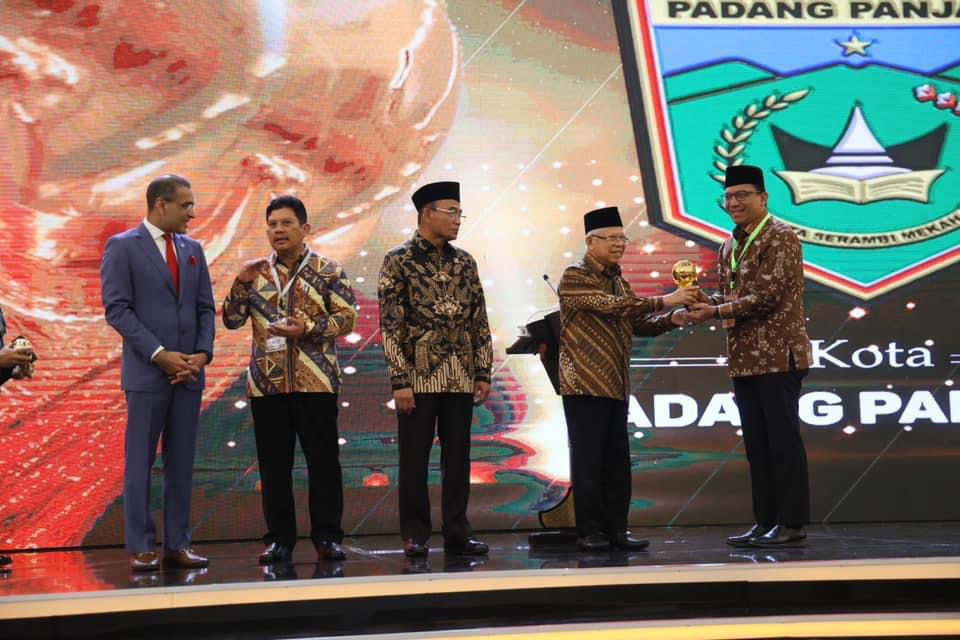Pemko Padang Panjang Raih UHC Award Kategori Utama, Wapres Ma’ruf Amin Serahkan Penghargaan kepada Pj Wako Sonny Budaya Putra