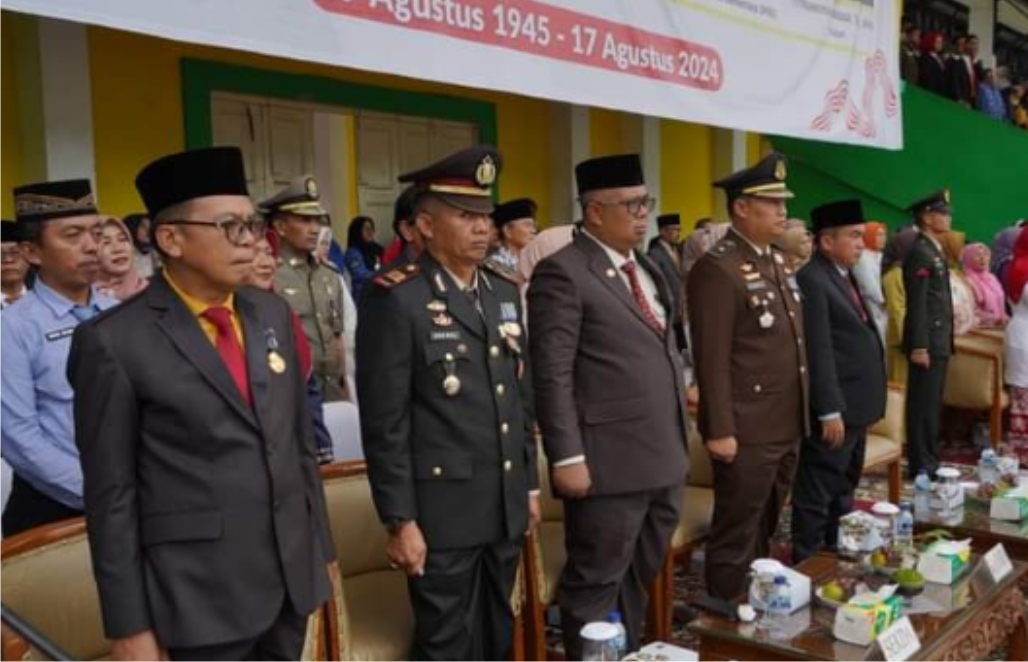 Upacara Penurunan Bendera 17-an Solok Selatan Dipimpin Dandim 0309 Solok Letkol Kav. Sapta Raharja