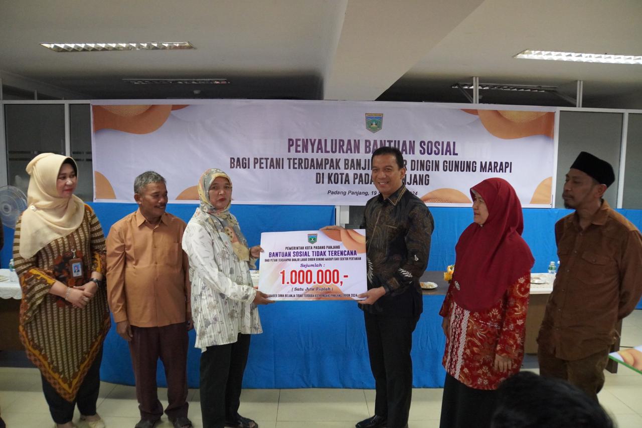 Pemko Padang Panjang Berikan Bantuan Petani Terdampak Banjir Bandang