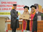 Gubernur Mahyeldi Ansharullah Beri Laptop Dua Hafizah 30 Juz di Payakumbuh Gubernur Mahyeldi Ansharullah Beri Laptop Dua Hafizah 30 Juz di Payakumbuh