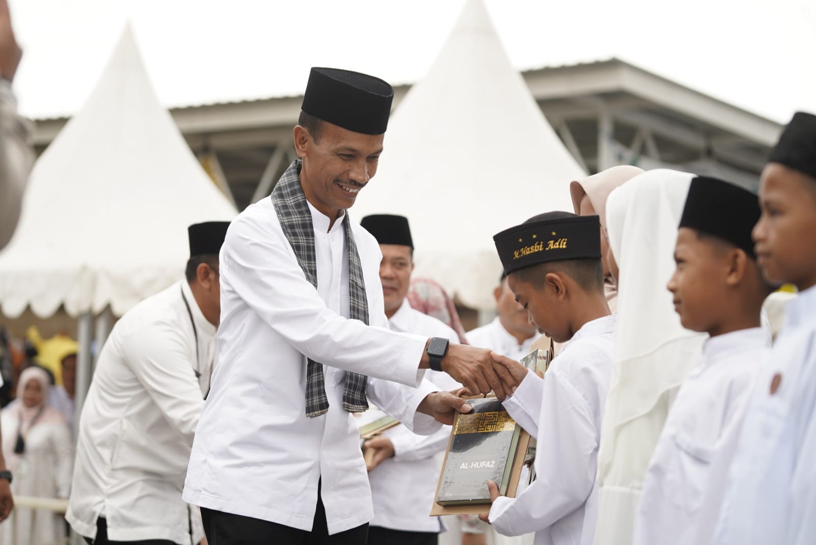 Pemerintah Kabupaten Solok Selatan Berikan Bantuan Seragam, Ringankan Beban Orang Tua Siswa