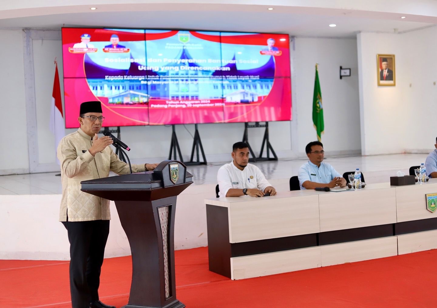Pj Wako Padang Panjang Sonny Budaya Putra Serahkan Bantuan Perbaikan Rumah kepada Warga Berpenghasilan Rendah