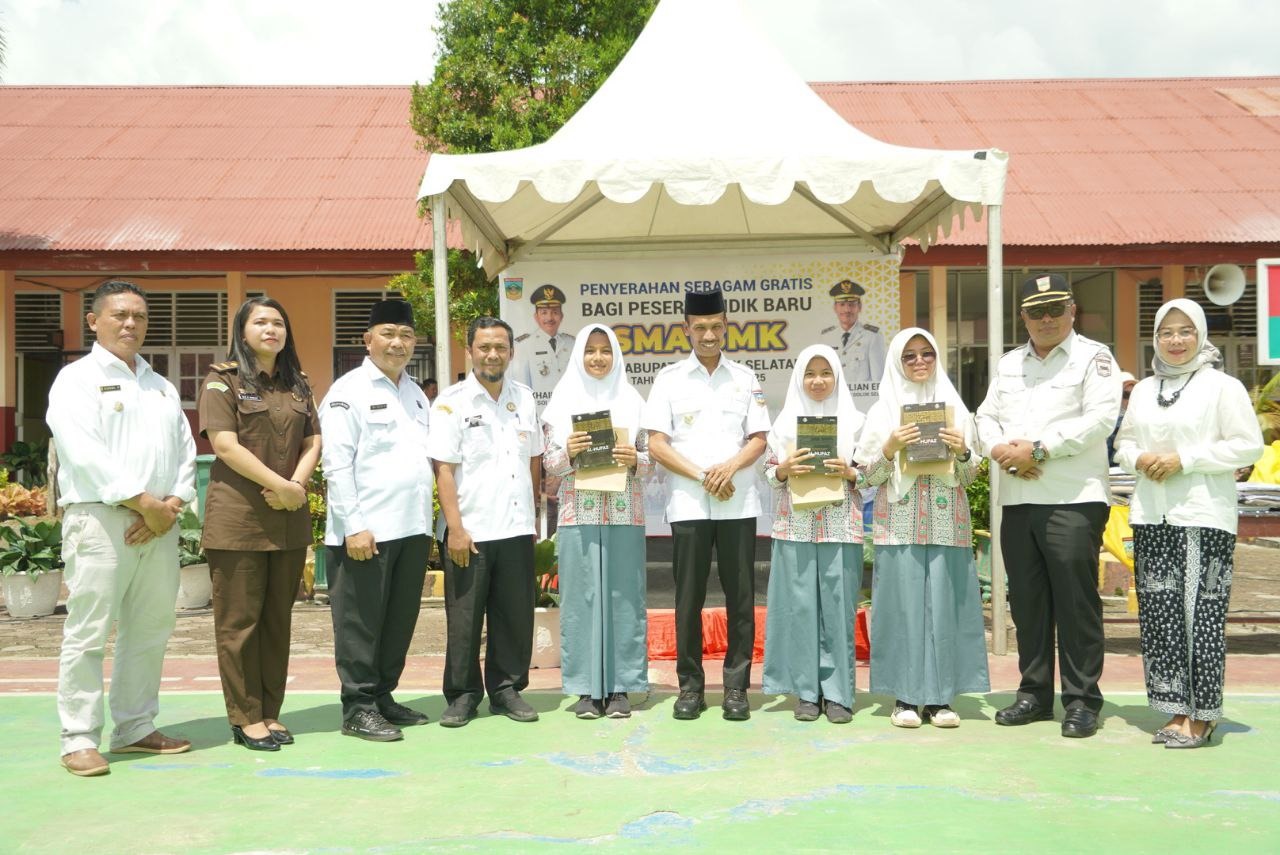 Yulian Efi Bagikan Lima Ribu Pasang Seragam Untuk Siswa Baru SMA dan SMK Solok Selatan