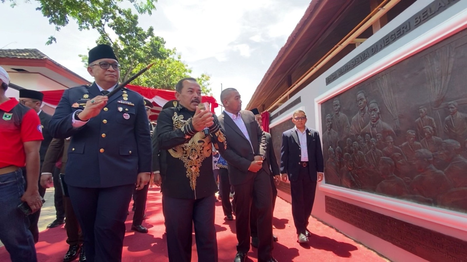PJ Wako Padang, Andree Algamar dan Plt Gubernur Sumbar, Audi Joinaldi didampingi Yusman saat meninjau Potret dan Relief Bung Hatta -- Foto : Muharyadi –
