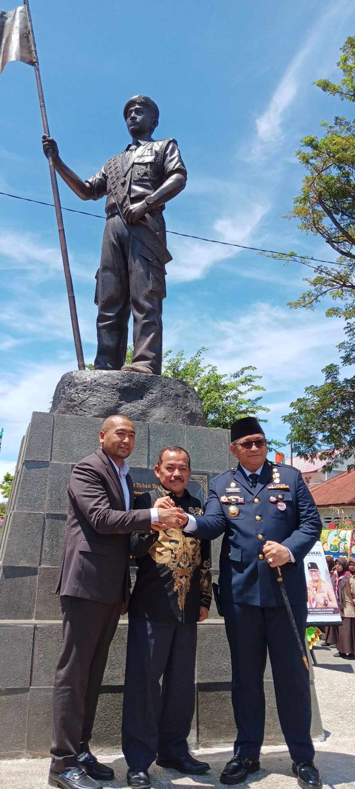 Plt Gubernur Sumbar Audy Joinaldy, pematung Yusman dan Pj Wali Kota Padang, Andree Algamar di Monumen Garuda Pramuka – Foto : Muharyadi --