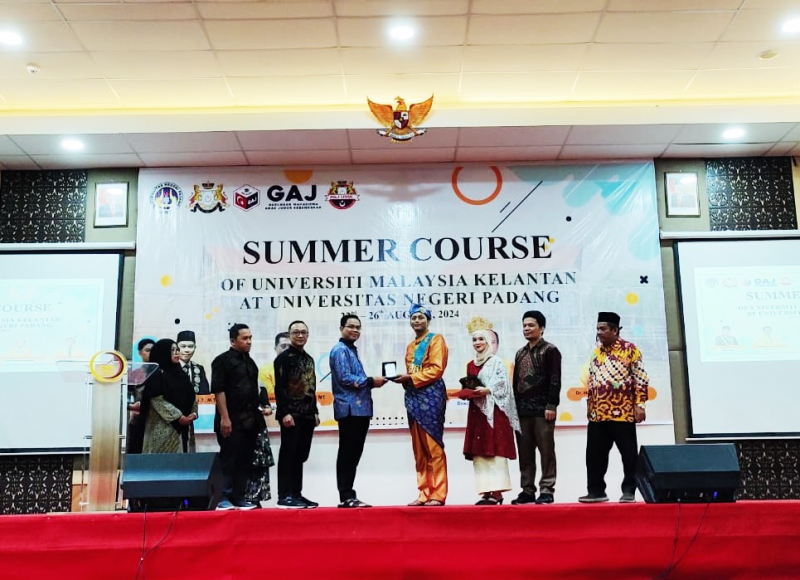 Rektor UNP Prof. Krismadinata Tutup Kegiatan Summer Course Pelajar Universiti Malaysia Kelantan