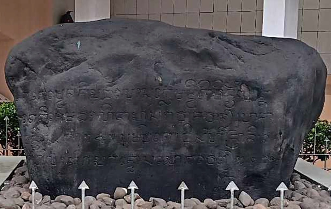 Replika Prasasti di Museum Adityawarman – Foto : Muharyadi –