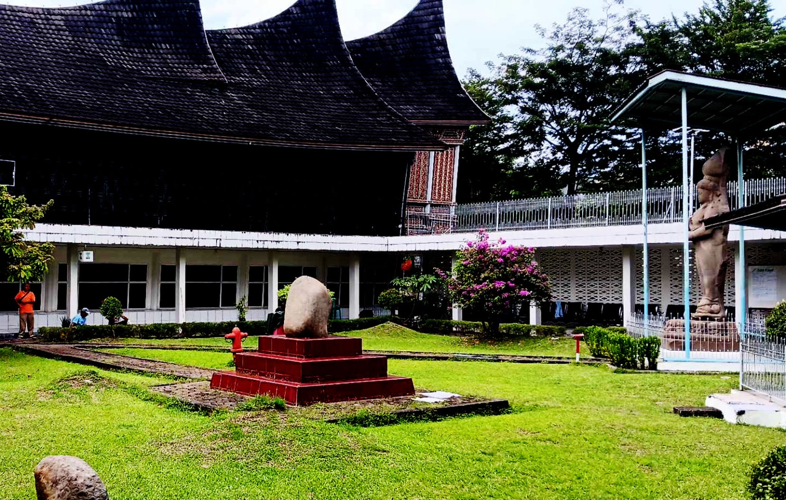 Suasana halaman dalam museum Adityawatman – Foto : Muharyadi --