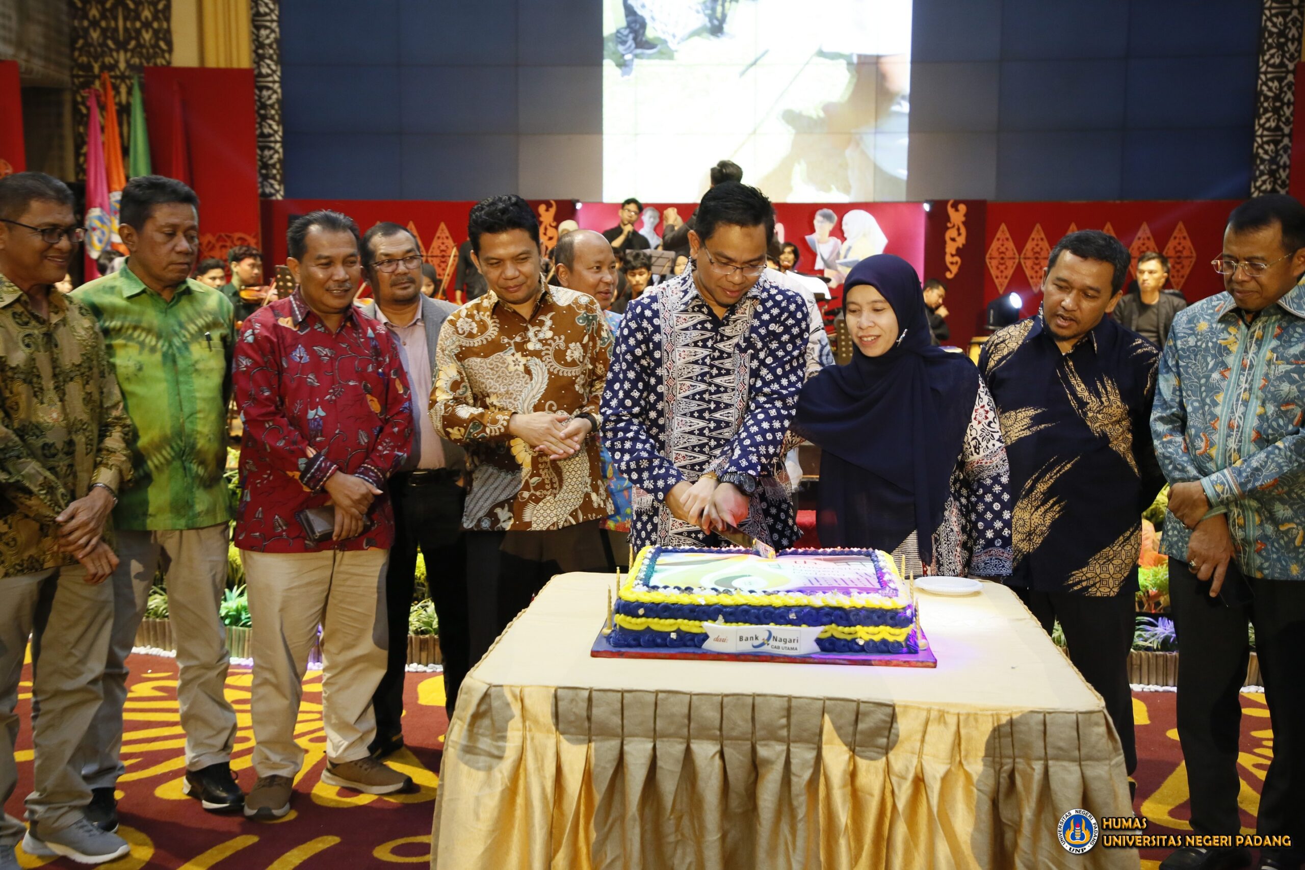 Malam Penutupan Dies Natalis, Rektor Krismadinata: Semoga UNP Terus Jadi Institusi yang Lahirkan Lulusan Cerdas dan Berintegritas